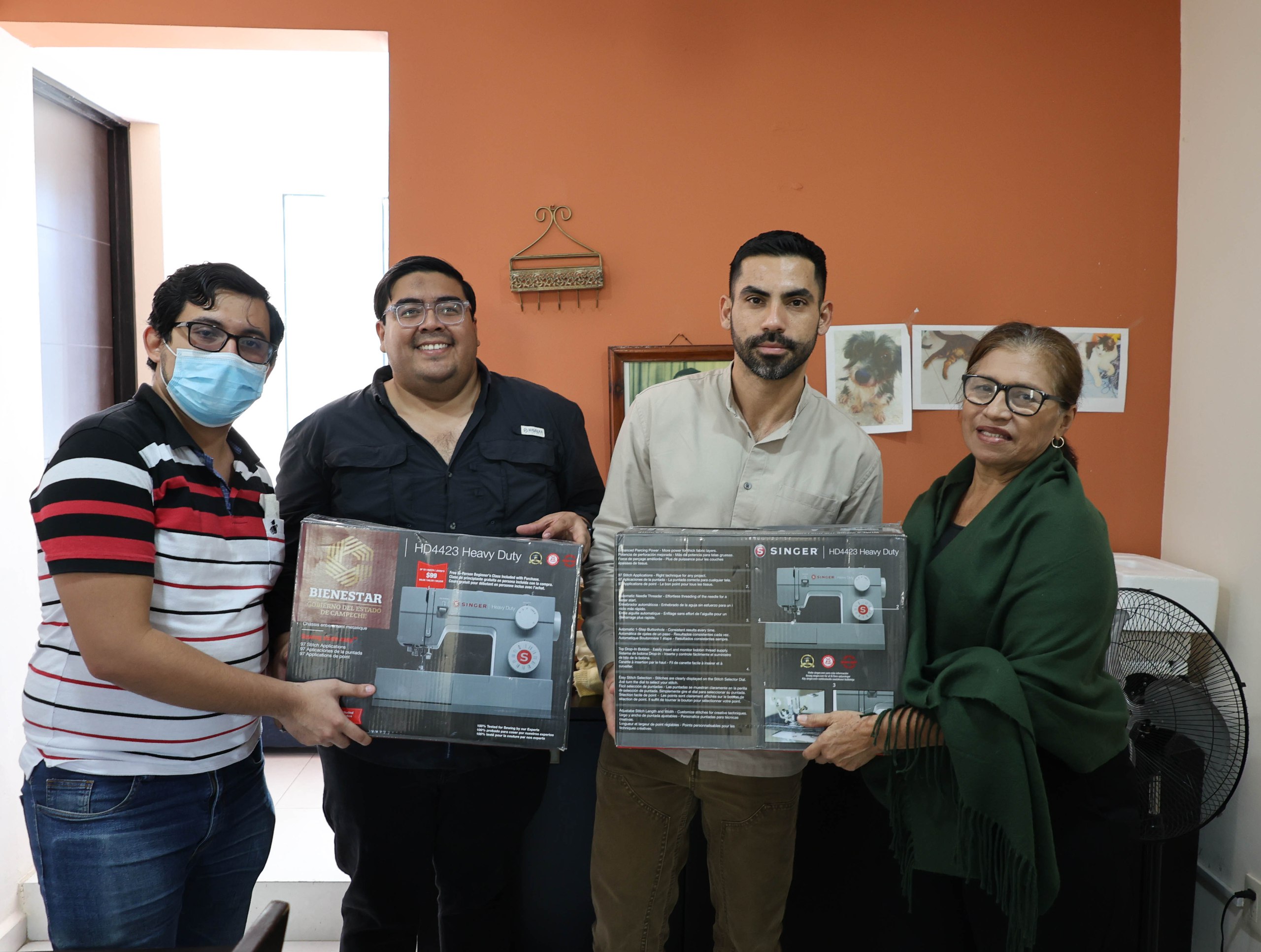 JEFA DE FAMILIA RECIBE EQUIPAMIENTO PARA SU EMPRENDIMIENTO