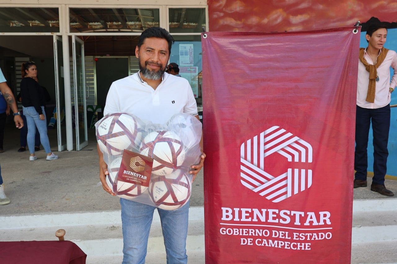 DEPORTISTAS DE SABANCUY RECIBEN EQUIPAMIENTO