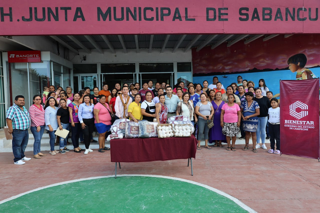 DEPORTISTAS DE SABANCUY RECIBEN EQUIPAMIENTO