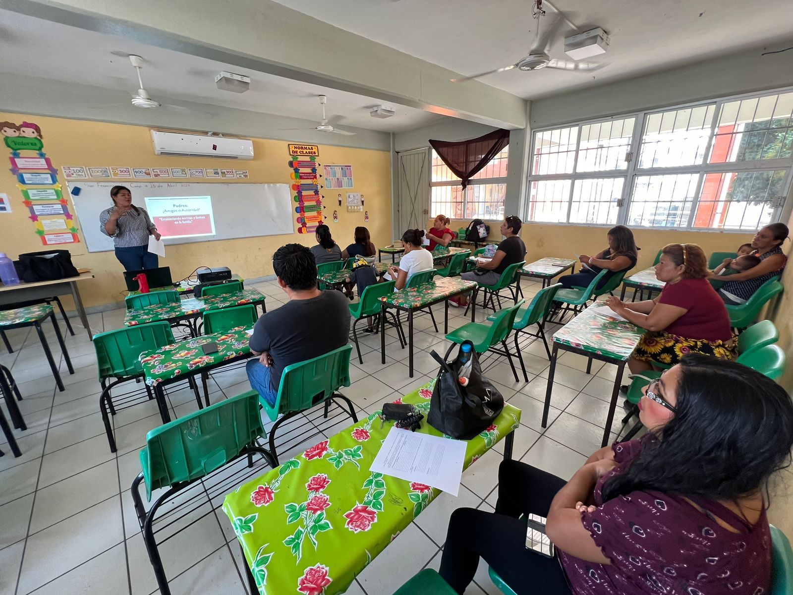 Participan 200 Padres De Familia En Taller Para Fortalecer Su Labor En El Ámbito Familiar
