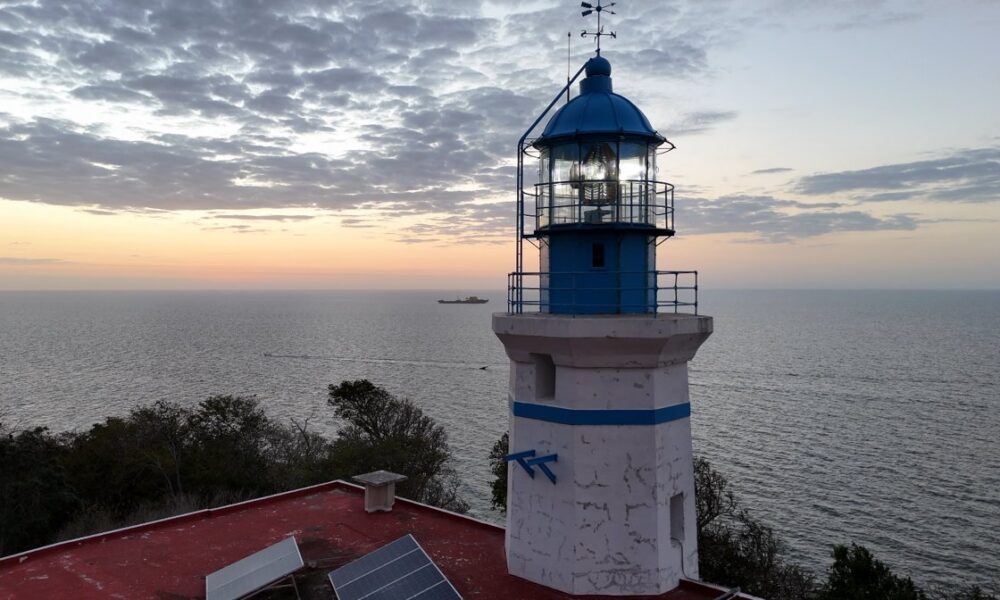 CON INVERSIÓN DE MÁS DE UN MDP., APICAM MODERNIZA ILUMINACIÓN Y CASA DEL FARO DEL MORRO EN SEYBAPLAYA