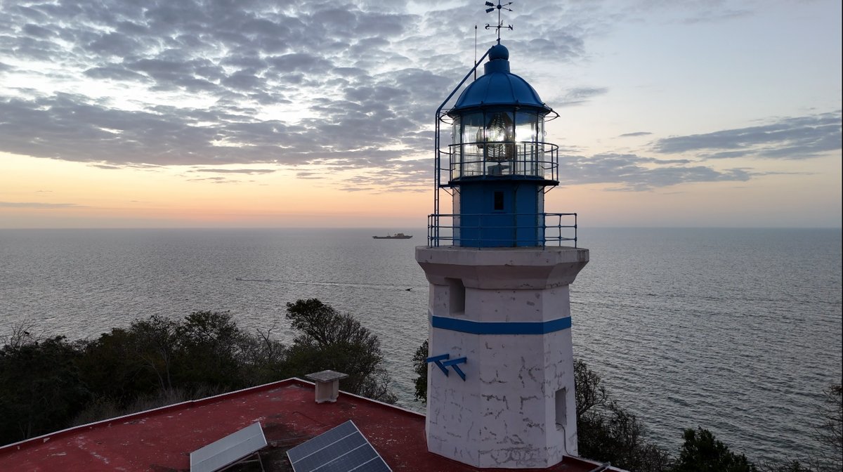 CON INVERSIÓN DE MÁS DE UN MDP., APICAM MODERNIZA ILUMINACIÓN Y CASA DEL FARO DEL MORRO EN SEYBAPLAYA