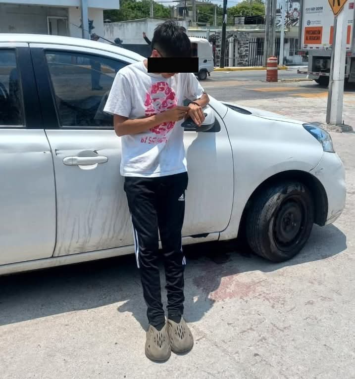 SPSC ASEGURA A SUJETO EN POSESIÓN DE PRESUNTA DROGA EN CHAMPOTÓN