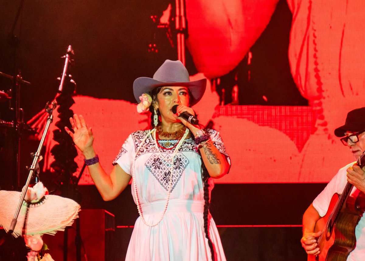 LILA DOWNS TRANSFORMA EL CENTRO HISTÓRICO DE CAMPECHE EN UNA FIESTA DE AMOR Y TRADICIÓN