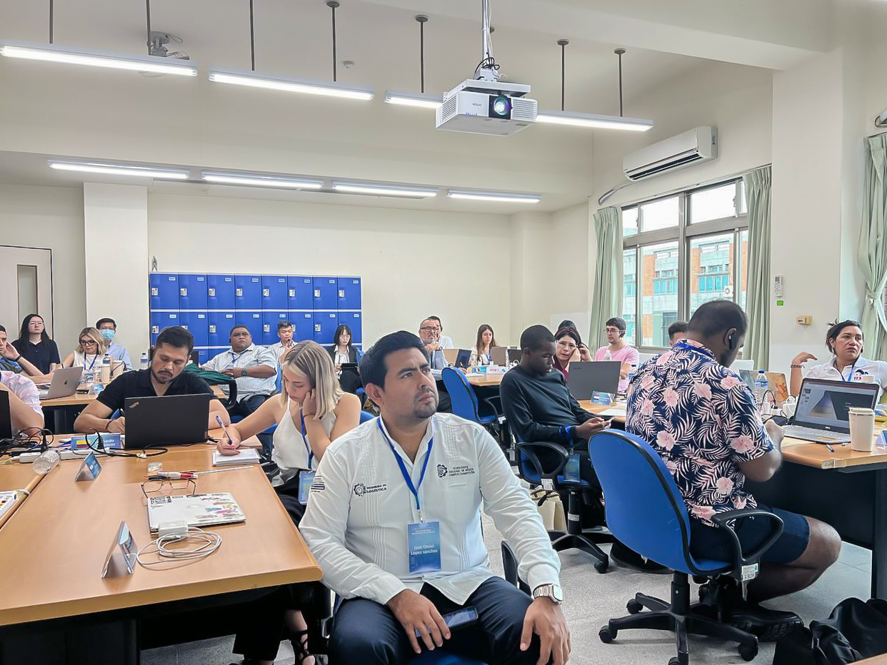 DOCENTE DEL ITESCHAM PARTICIPA EN CURSO DE LOGÍSTICA EN TAIWÁN