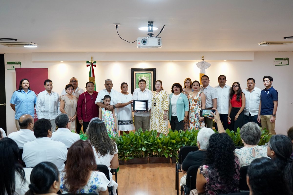 REALIZAN HOMENAJE PÓSTUMO EN MEMORIA DE LA MAESTRA MARÍA DEL SOCORRO BAEZA CAMPOS