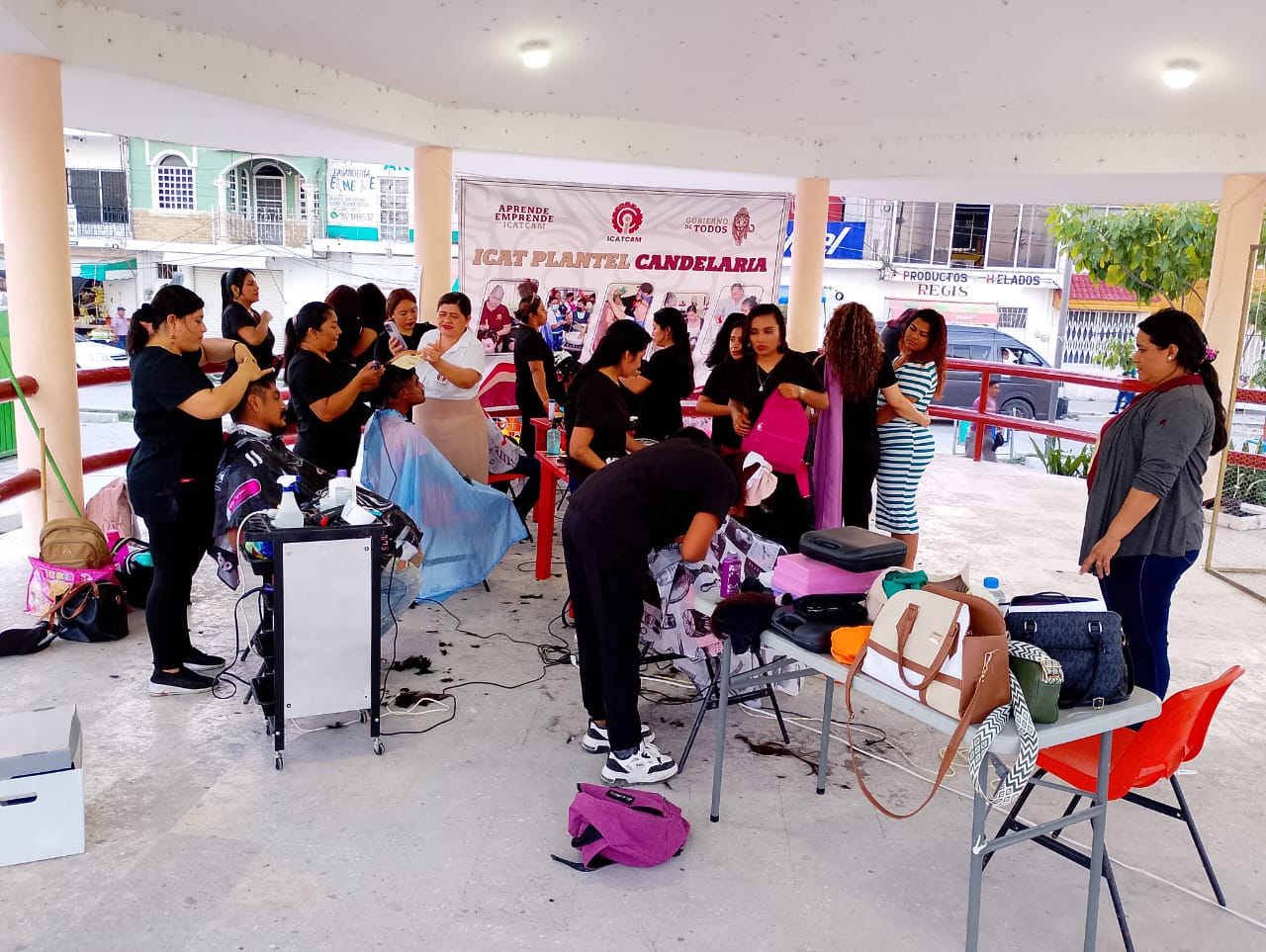 ICAT PLANTEL CANDELARIA BRINDA SERVICIO COMUNITARIO EN EL QUIOSCO DEL PARQUE CENTRAL DE CANDELARIA