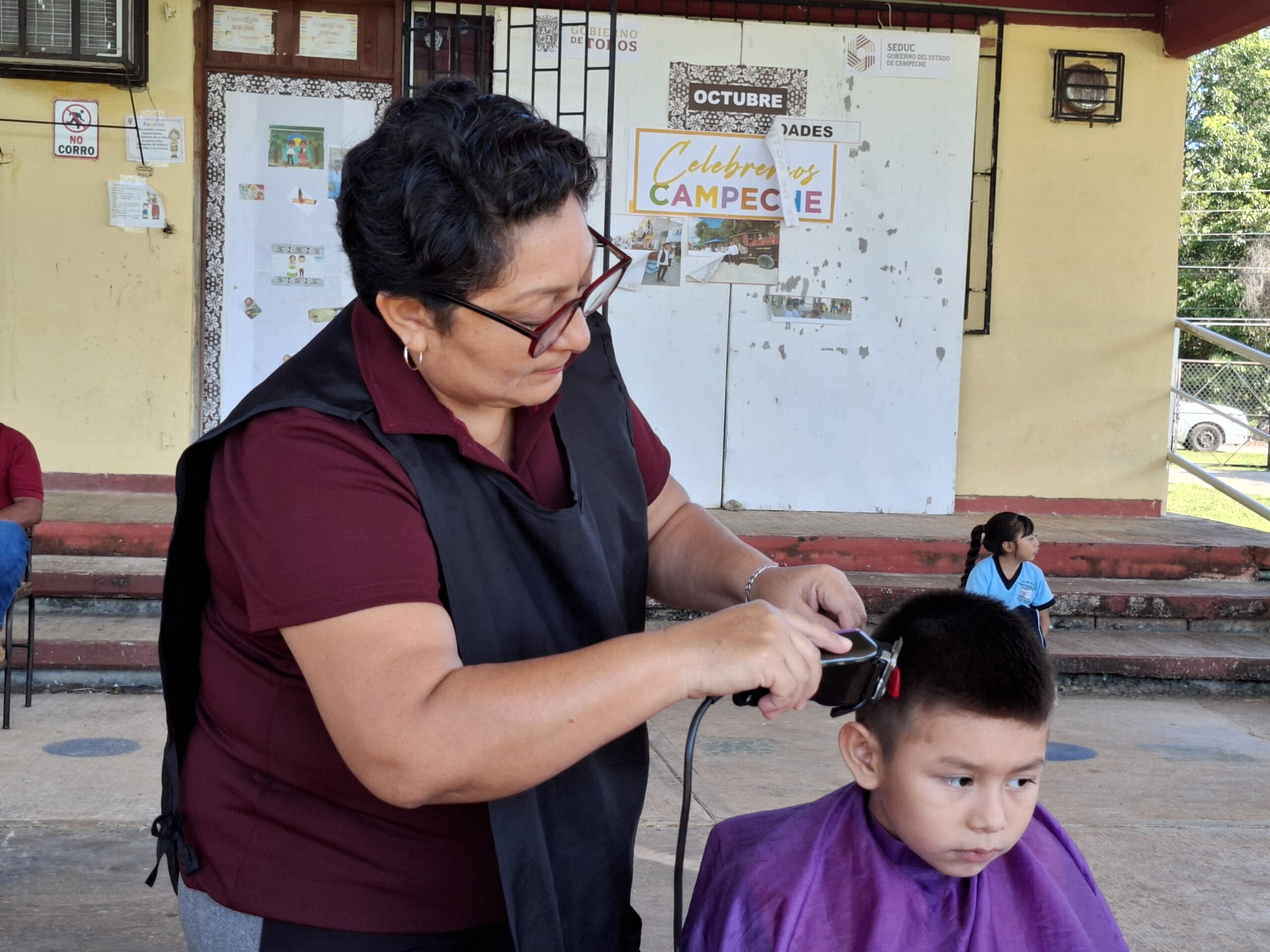 ICATCAM COMPROMETIDO CON EL SERVICIO A LA COMUNIDAD, BRINDA CORTE DE CABELLO EN PRIMARIA LOCAL