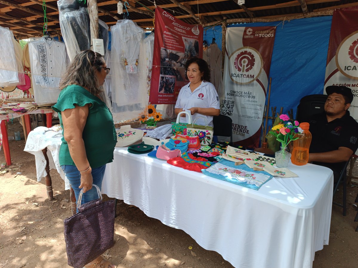 ICAT ACCIÓN MOVIL TENABO REALIZA PROMOCIÓN Y DIFUSIÓN DE CURSOS DURANTE SU PARTICIPACIÓN EN LA FERIA ARTESANAL DEL MUNICIPIO