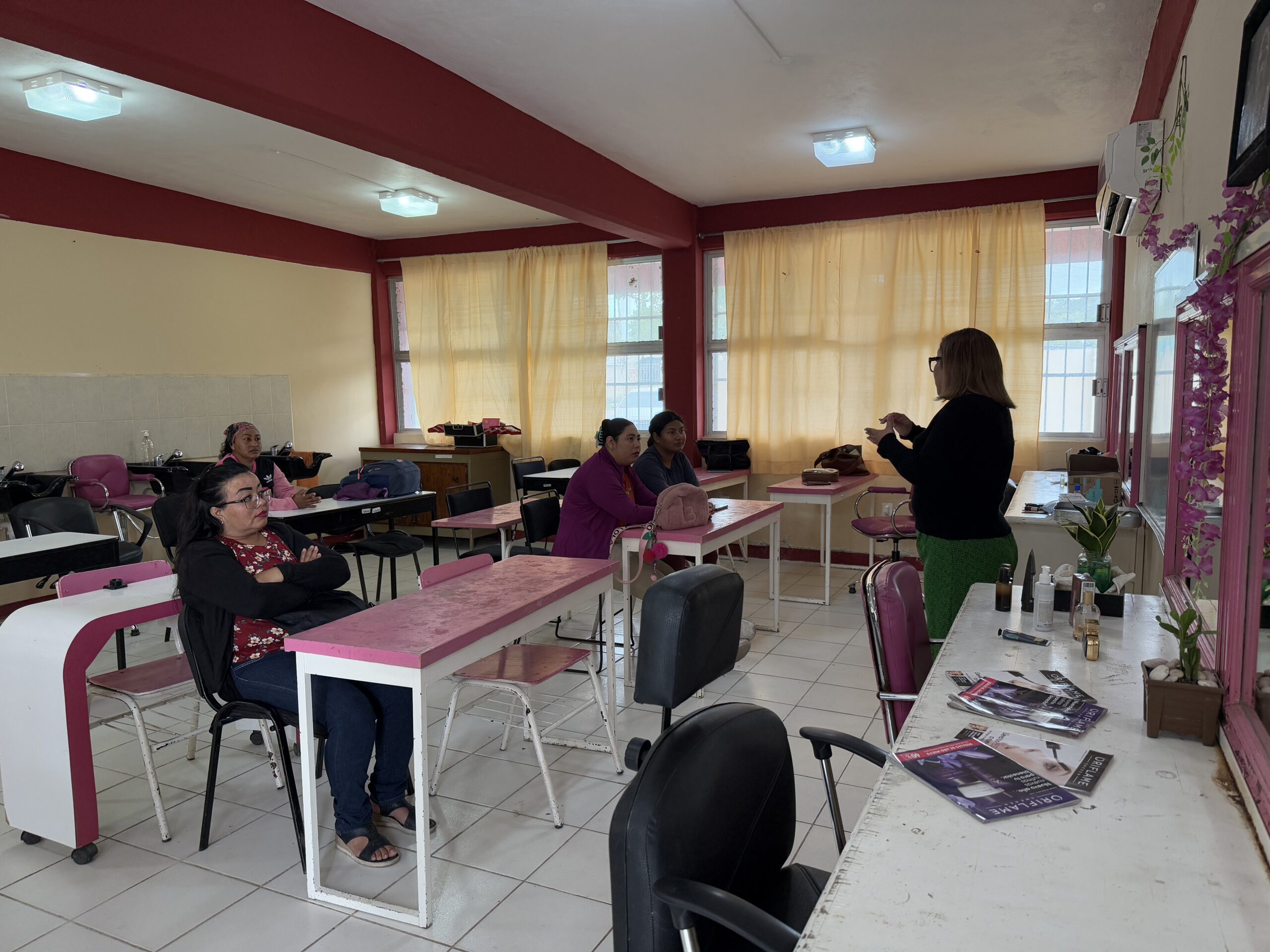 ICAT PLANTEL CHAMPOTÓN IMPULSA EL EMPRENDIMIENTO EN LA INDUSTRIA DE LA BELLEZA CON CLASE MUESTRA DE LA MARCA INTERNACIONAL “ORIFLAME” EN ESTE MUNICIPIO