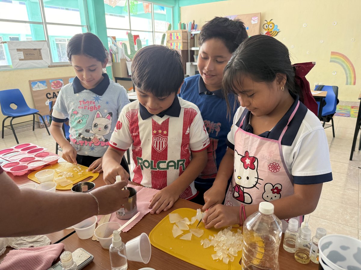 VÍNCULOS QUE TRANSFORMAN: ICAT PLANTEL CHAMPOTÓN IMPARTE TALLER DE ELABORACIÓN DE JABONES ARTESANALES EN EL INSTITUTO MENDOZA CAMPUS CHAMPOTÓN