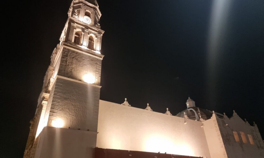 TRABAJOS DE ILUMINACIÓN EN EL CENTRO HISTÓRICO Y BARRIOS TRADICIONALES RESALTAN BELLEZA ARQUITECTÓNICA DE CAMPECHE