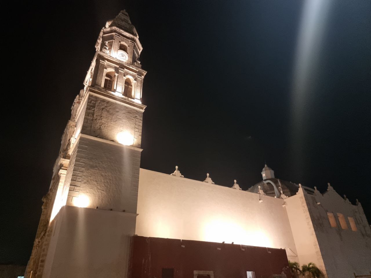TRABAJOS DE ILUMINACIÓN EN EL CENTRO HISTÓRICO Y BARRIOS TRADICIONALES RESALTAN BELLEZA ARQUITECTÓNICA DE CAMPECHE