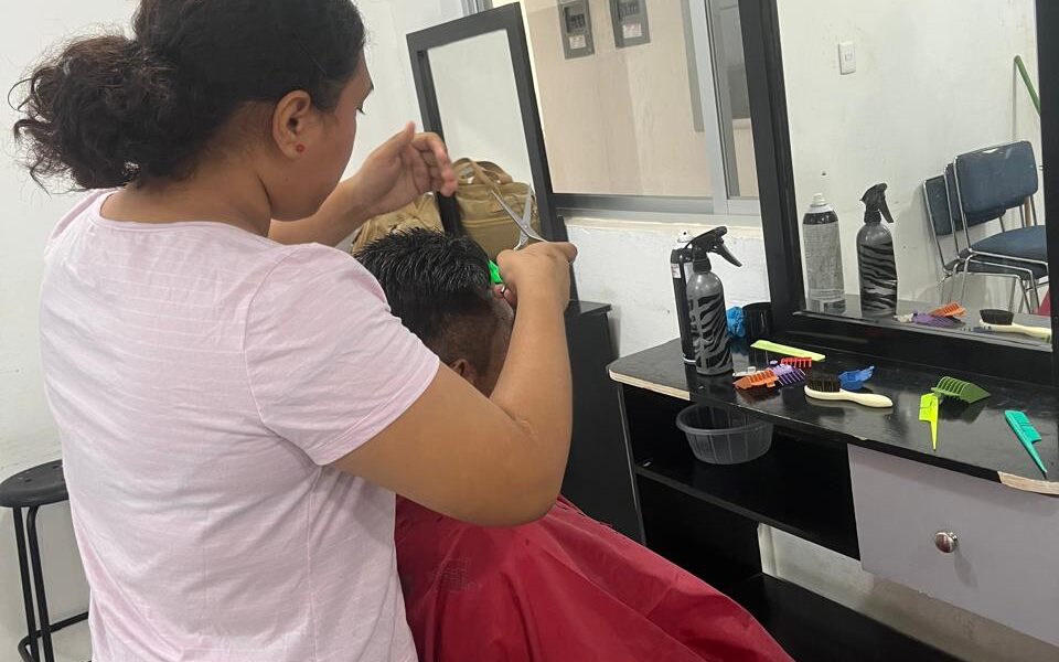 CORTES DE CABELLO GRATUITOS DE LA ACCION MOVIL DE TENABO