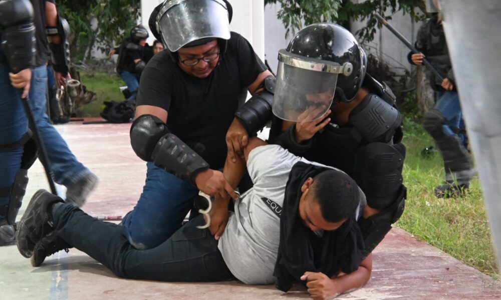 CADETES REALIZAN PRÁCTICA DE CONTROL DE DISTURBIOS