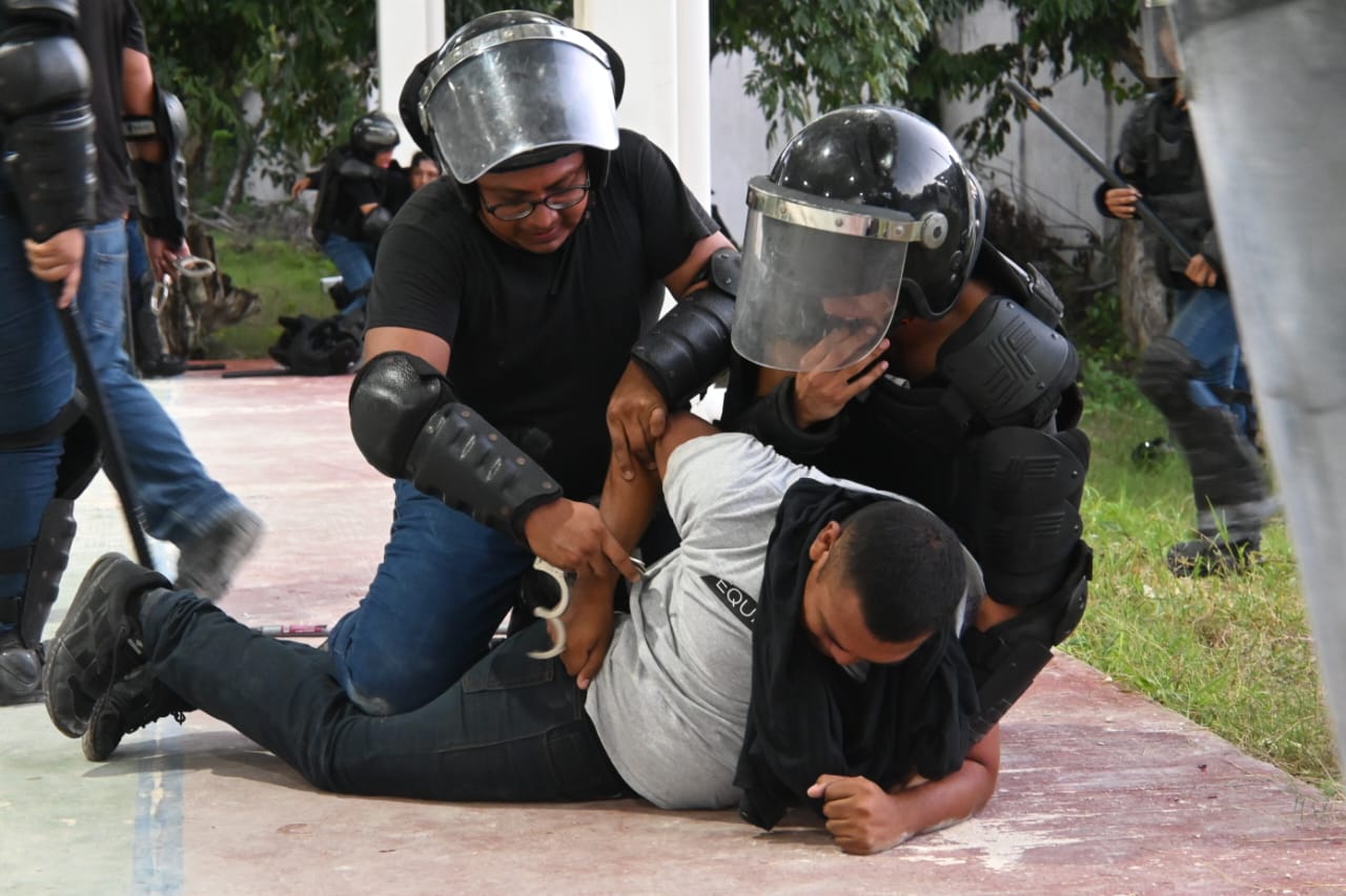 CADETES REALIZAN PRÁCTICA DE CONTROL DE DISTURBIOS