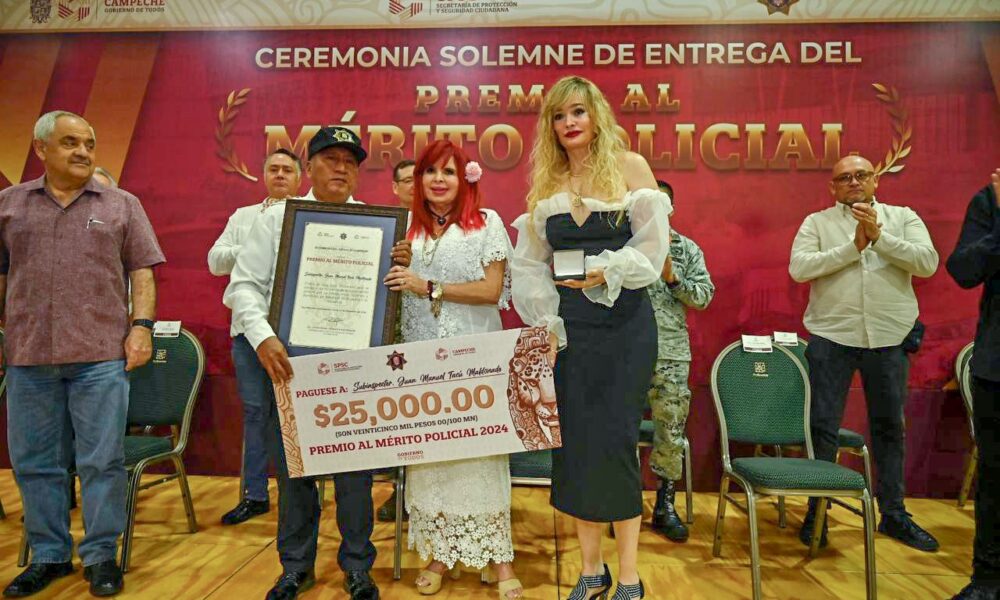 GOBERNADORA LAYDA SANSORES Y LA MAESTRA MARCELA MUÑOZ REALIZAN ENTREGA DE PREMIO AL MÉRITO POLICIAL 2024