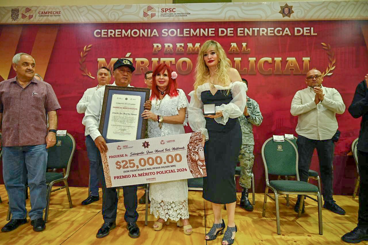 GOBERNADORA LAYDA SANSORES Y LA MAESTRA MARCELA MUÑOZ REALIZAN ENTREGA DE PREMIO AL MÉRITO POLICIAL 2024