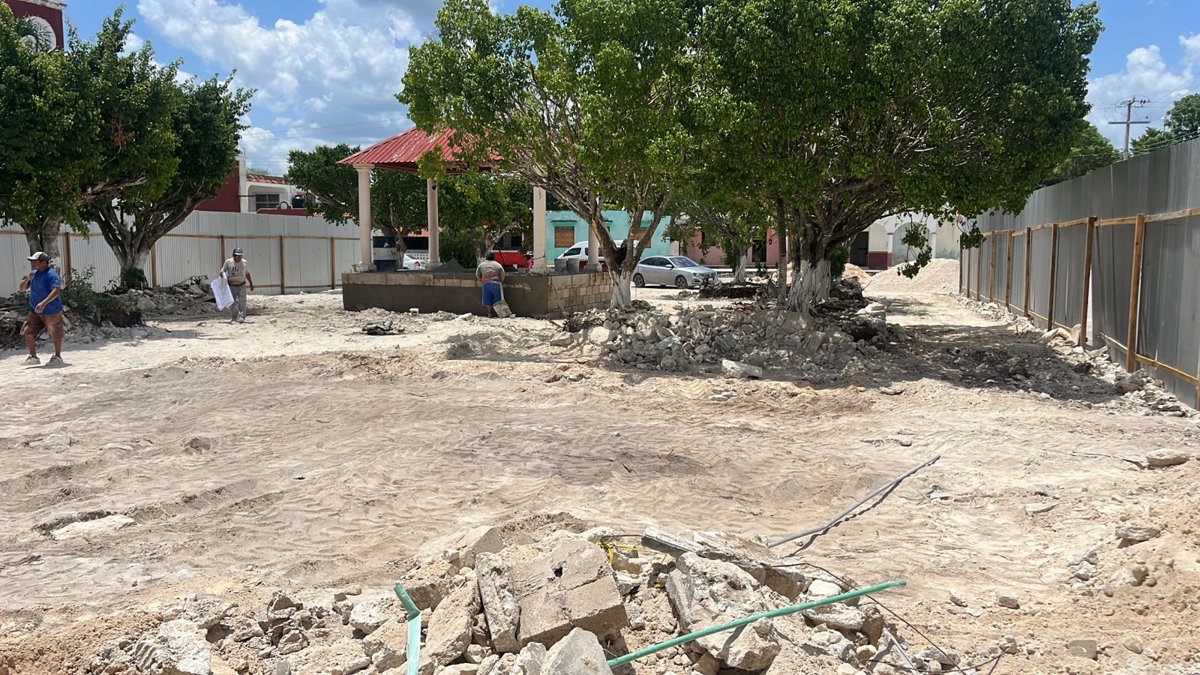 RECONSTRUCCIÓN DE PARQUE PRINCIPAL Y MANTENIMIENTO DE CANCHA EN HOOL, CHAMPOTÓN