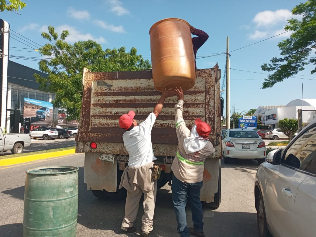 BRIGADAS DE PARQUES Y JARDINES EN AV. MAESTROS CAMPECHANOS