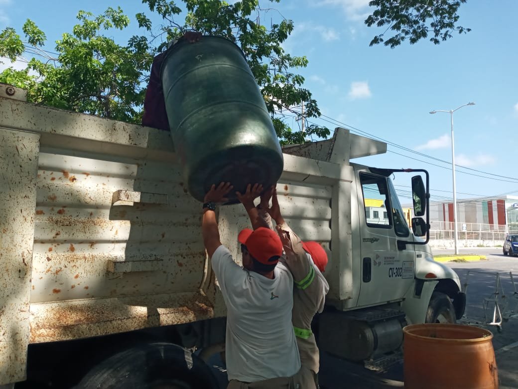 BRIGADAS DE PARQUES Y JARDINES EN AV. MAESTROS CAMPECHANOS