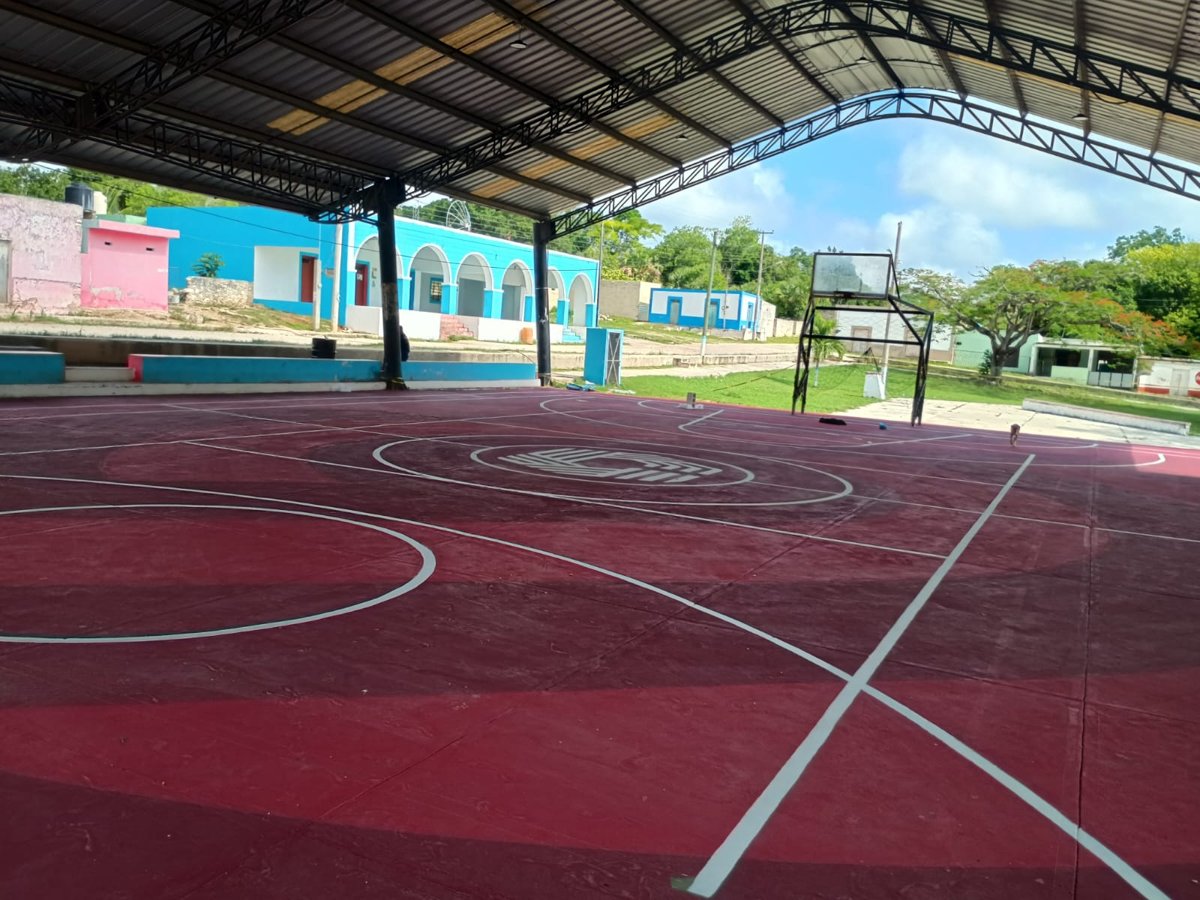 AL 90% LA RECONSTRUCCIÓN DEL ÁREA DE JUEGOS INFANTILES Y MANTENIMIENTO DE CANCHA EN CHUNCHINTOK, HOPELCHÉN
