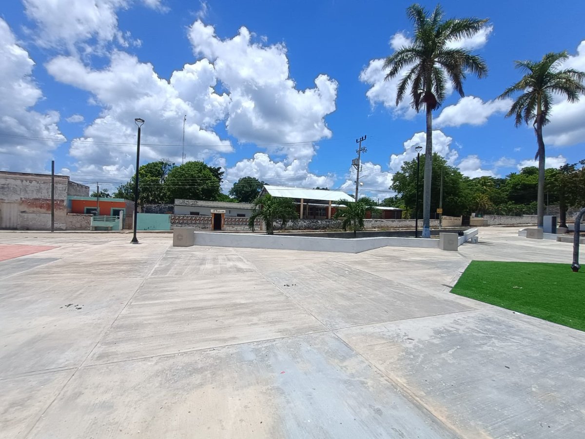 AL 90% LA RECONSTRUCCIÓN DEL ÁREA DE JUEGOS INFANTILES Y MANTENIMIENTO DE CANCHA EN CHUNCHINTOK, HOPELCHÉN