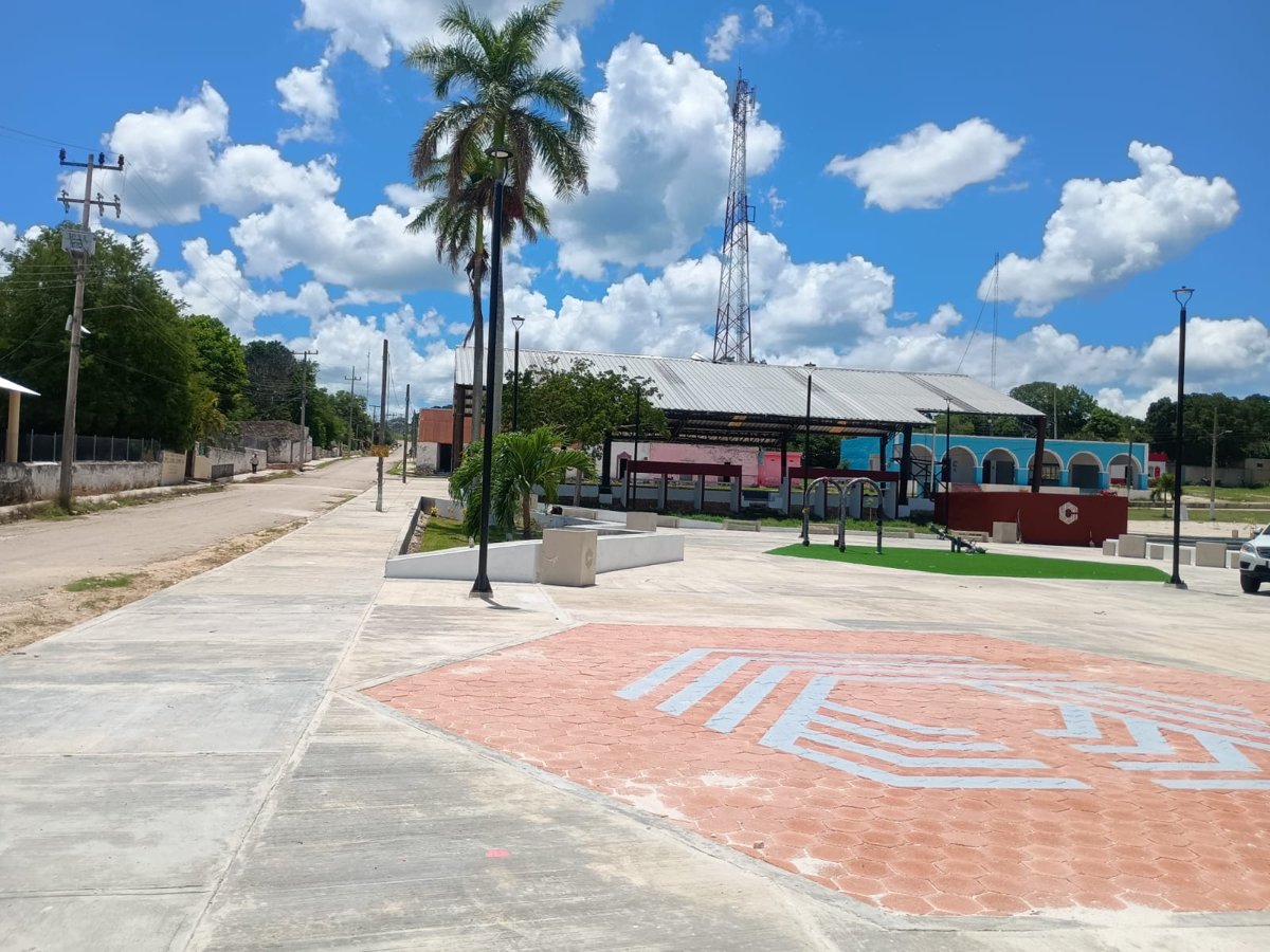 AL 90% LA RECONSTRUCCIÓN DEL ÁREA DE JUEGOS INFANTILES Y MANTENIMIENTO DE CANCHA EN CHUNCHINTOK, HOPELCHÉN