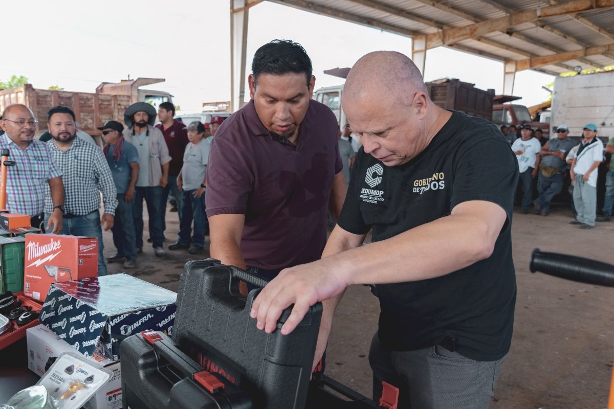 ENTREGA DE HERRAMIENTAS A PERSONAL DE TALLERES