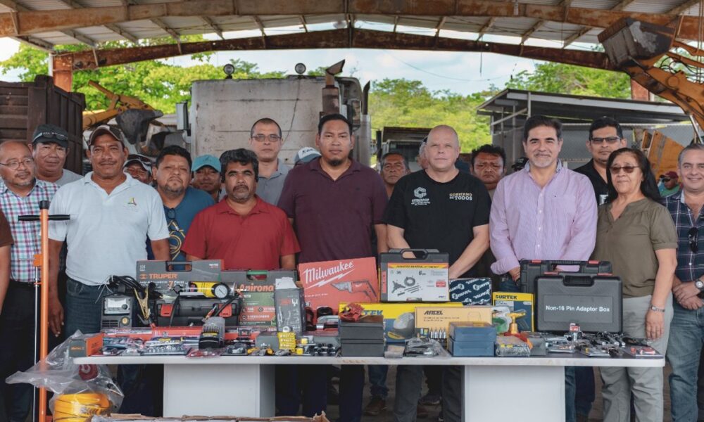 ENTREGA DE HERRAMIENTAS A PERSONAL DE TALLERES