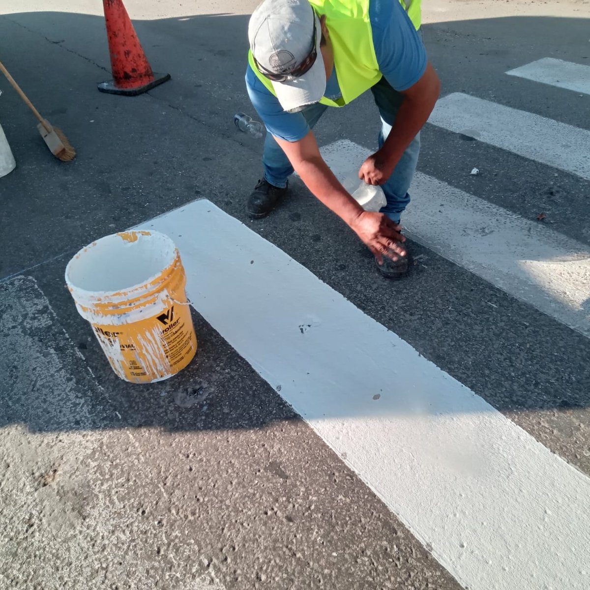COLOCACIÓN DE TOPES Y PINTURA PEATONAL