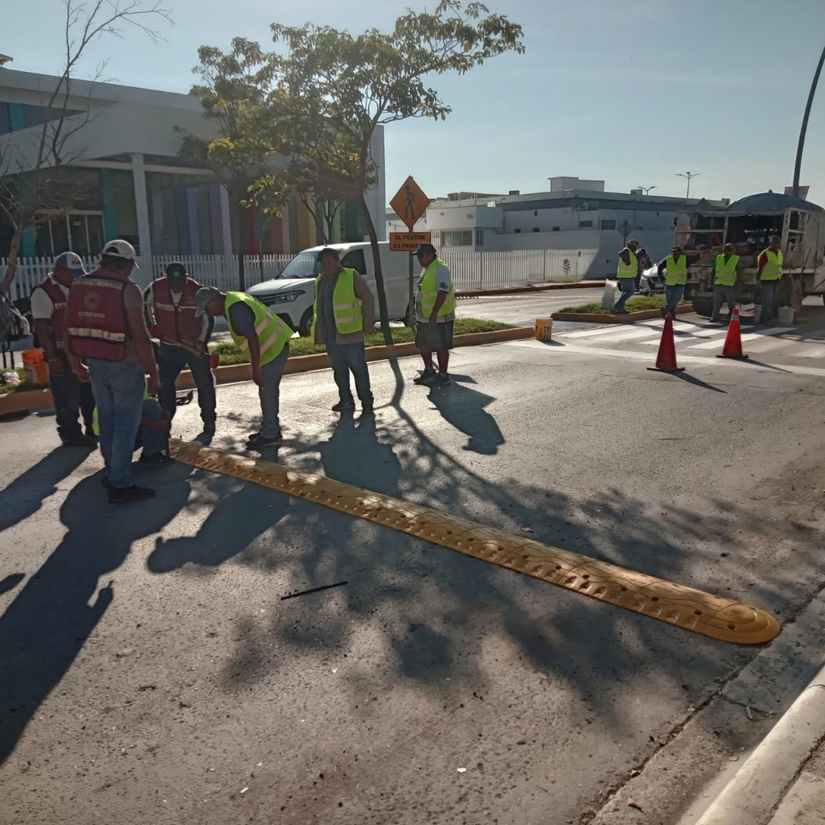 COLOCACIÓN DE TOPES Y PINTURA PEATONAL