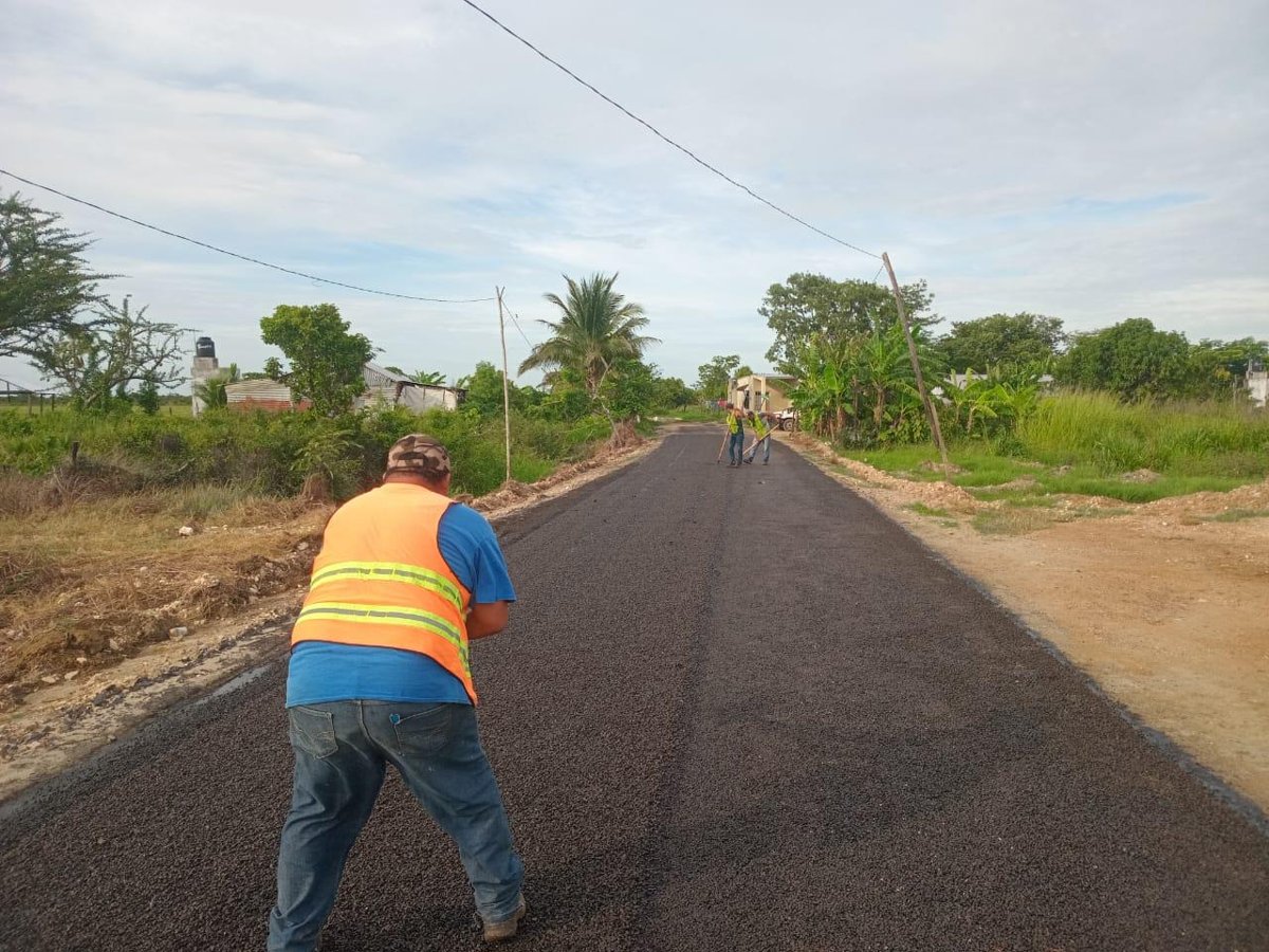 AVANCE EN LA PAVIMENTACIÓN Y MANTENIMIENTO DE DIVERSAS CALLES EN EL JUNCAL, PALIZADA