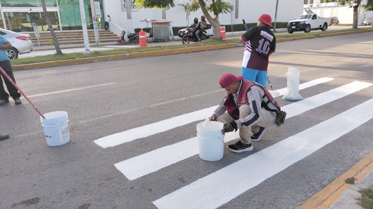 SEDUMOP REALIZA LABORES DE BALIZAMIENTO EN LA AV. LÁZARO CÁRDENAS