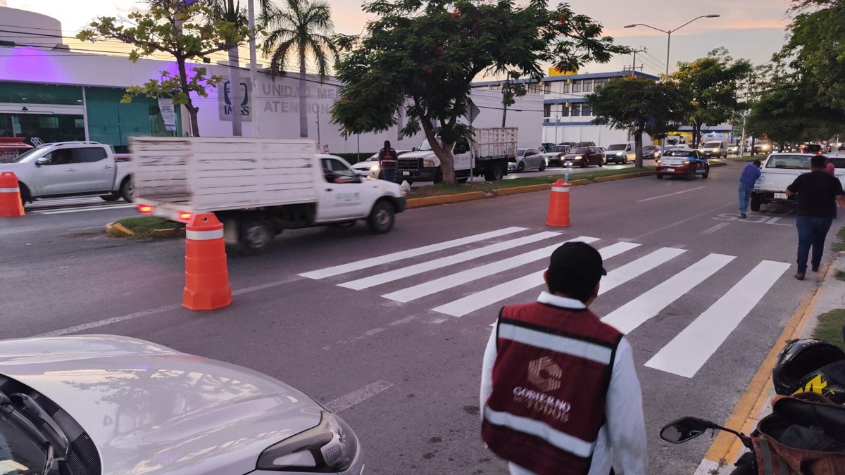 SEDUMOP REALIZA LABORES DE BALIZAMIENTO EN LA AV. LÁZARO CÁRDENAS