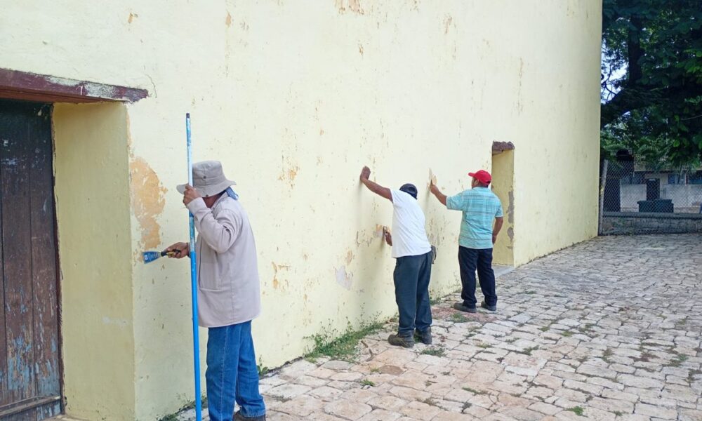 SEDUMOP PARTICIPA EN LABORES DE MANTENIMIENTO Y LIMPIEZA EN POMUCH PREVIO AL DÍA DE MUERTOS