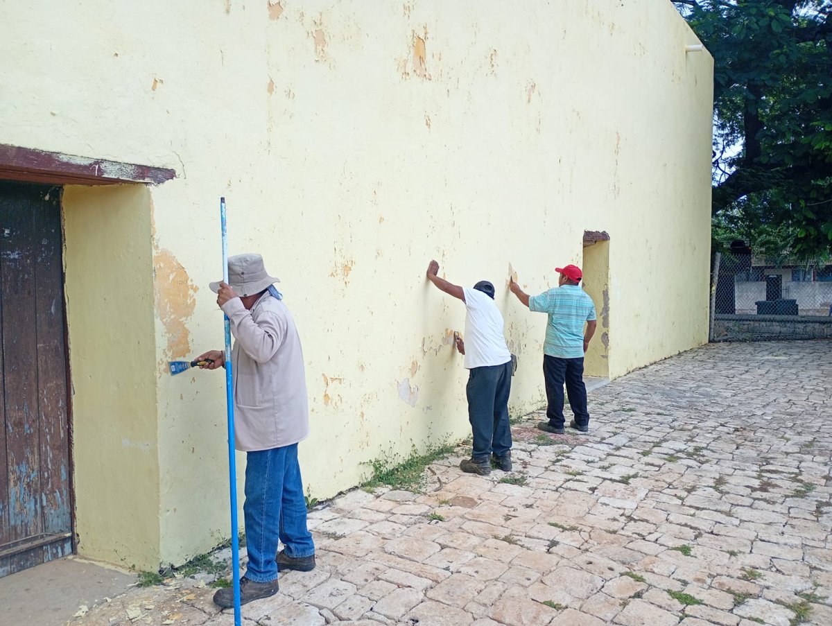 SEDUMOP PARTICIPA EN LABORES DE MANTENIMIENTO Y LIMPIEZA EN POMUCH PREVIO AL DÍA DE MUERTOS