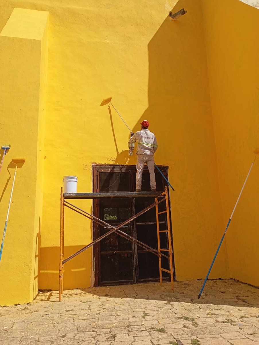 CONTINÚAN LOS TRABAJOS DE MANTENIMIENTO Y LIMPIEZA EN LA IGLESIA DE POMUCH