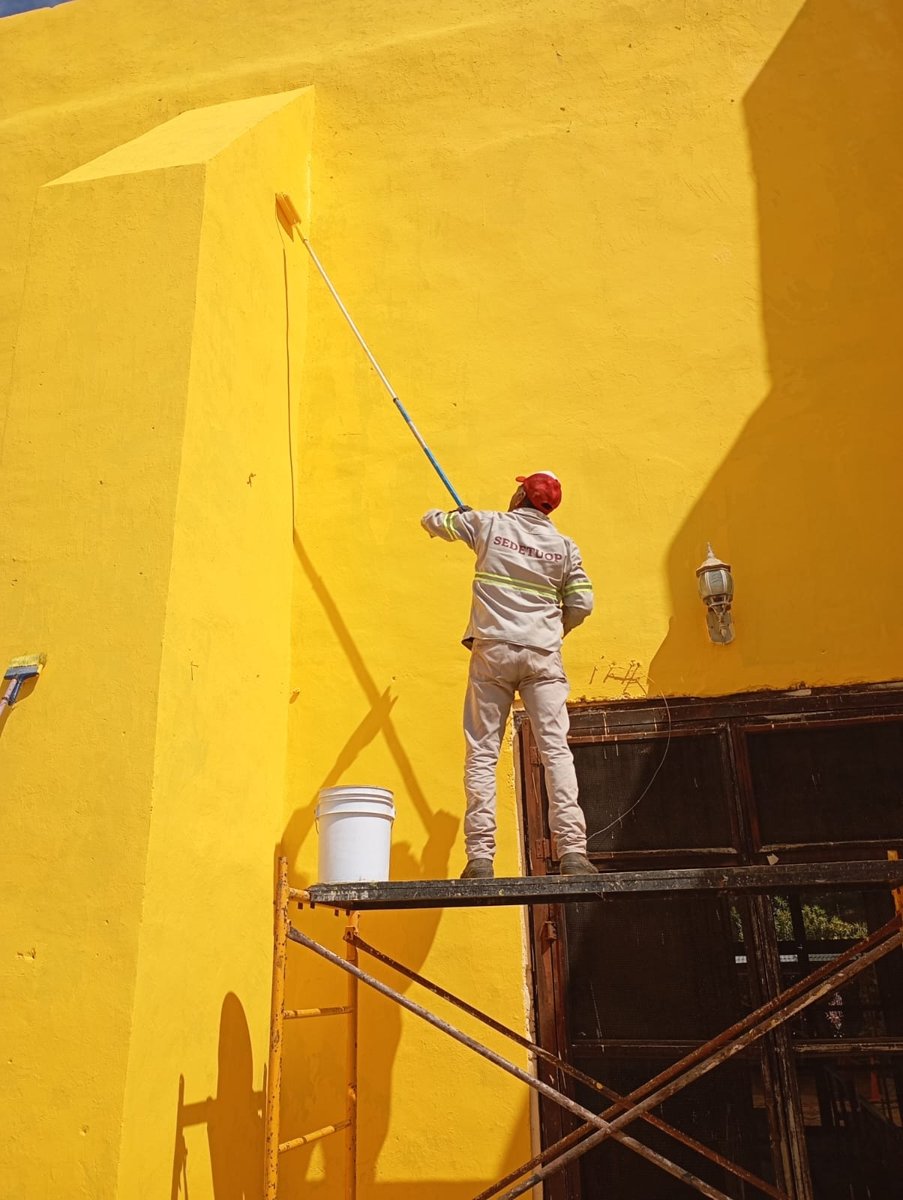 CONTINÚAN LOS TRABAJOS DE MANTENIMIENTO Y LIMPIEZA EN LA IGLESIA DE POMUCH