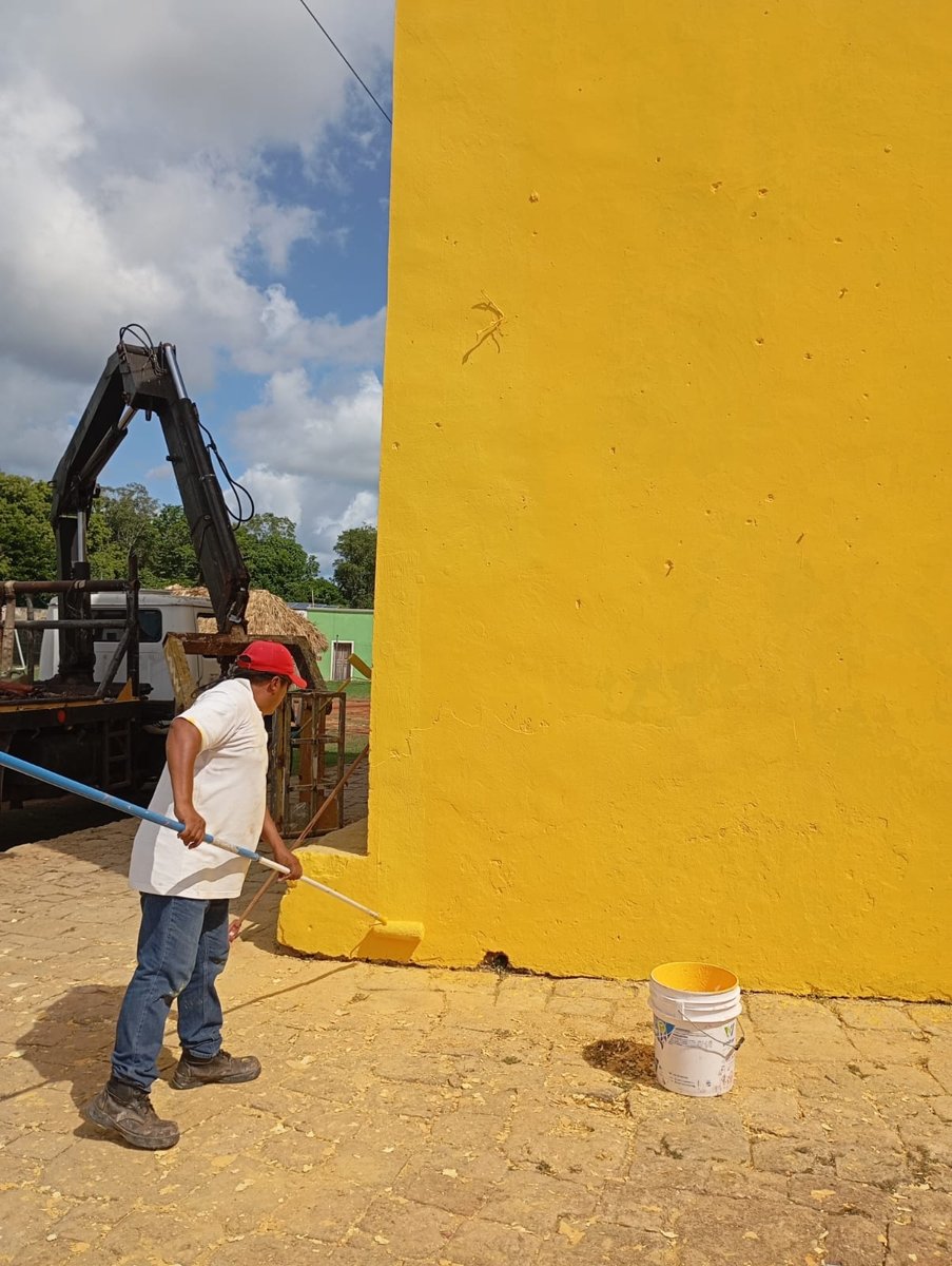 CONTINÚAN LOS TRABAJOS DE MANTENIMIENTO Y LIMPIEZA EN LA IGLESIA DE POMUCH