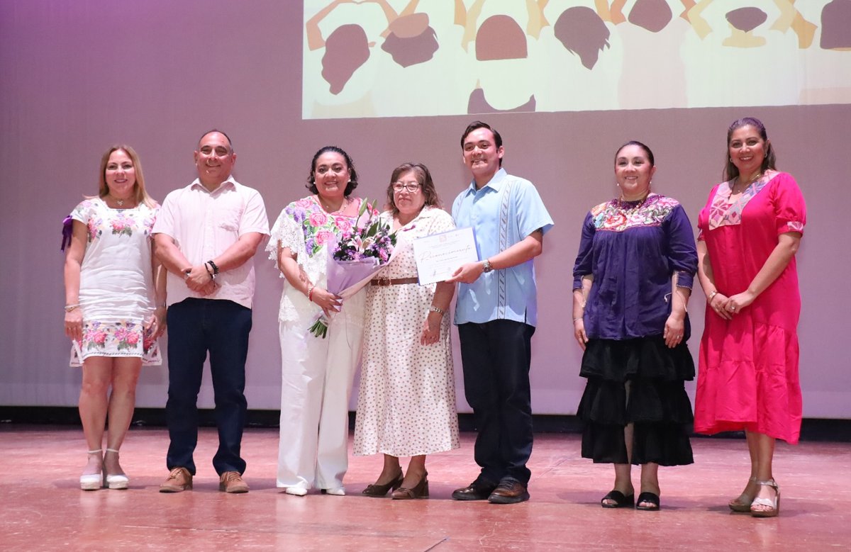 CECYTEC RINDE HOMENAJE A MUJERES EJEMPLARES DE HOPELCHÉN