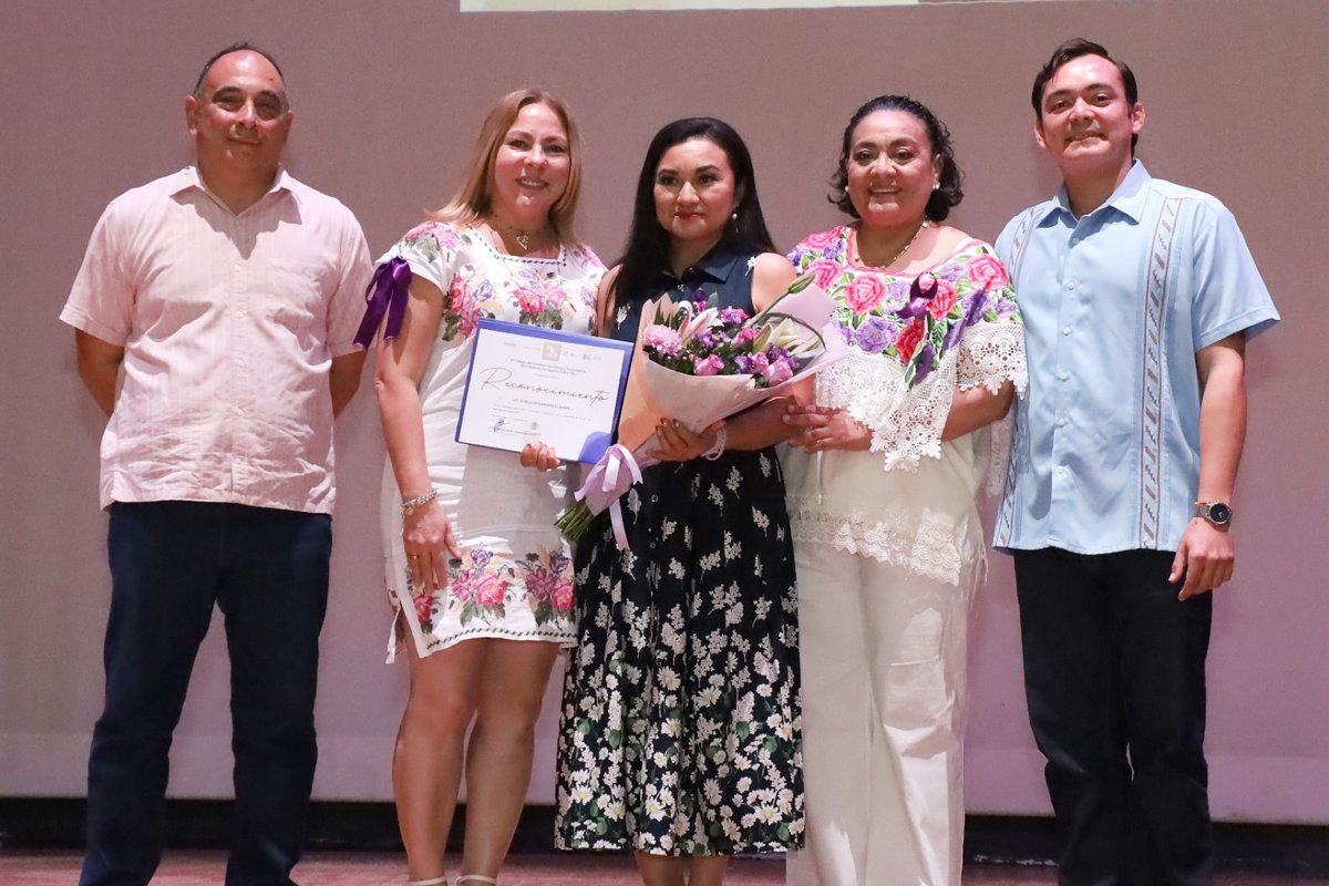CECYTEC RINDE HOMENAJE A MUJERES EJEMPLARES DE HOPELCHÉN