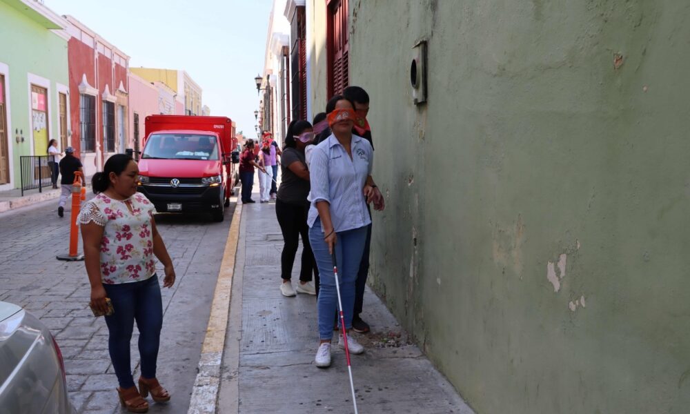 ESTUDIANTES DE BRAILLE, EXPERIMENTAN LA MOVILIDAD EN EL CENTRO HISTÓRICO DE CAMPECHE