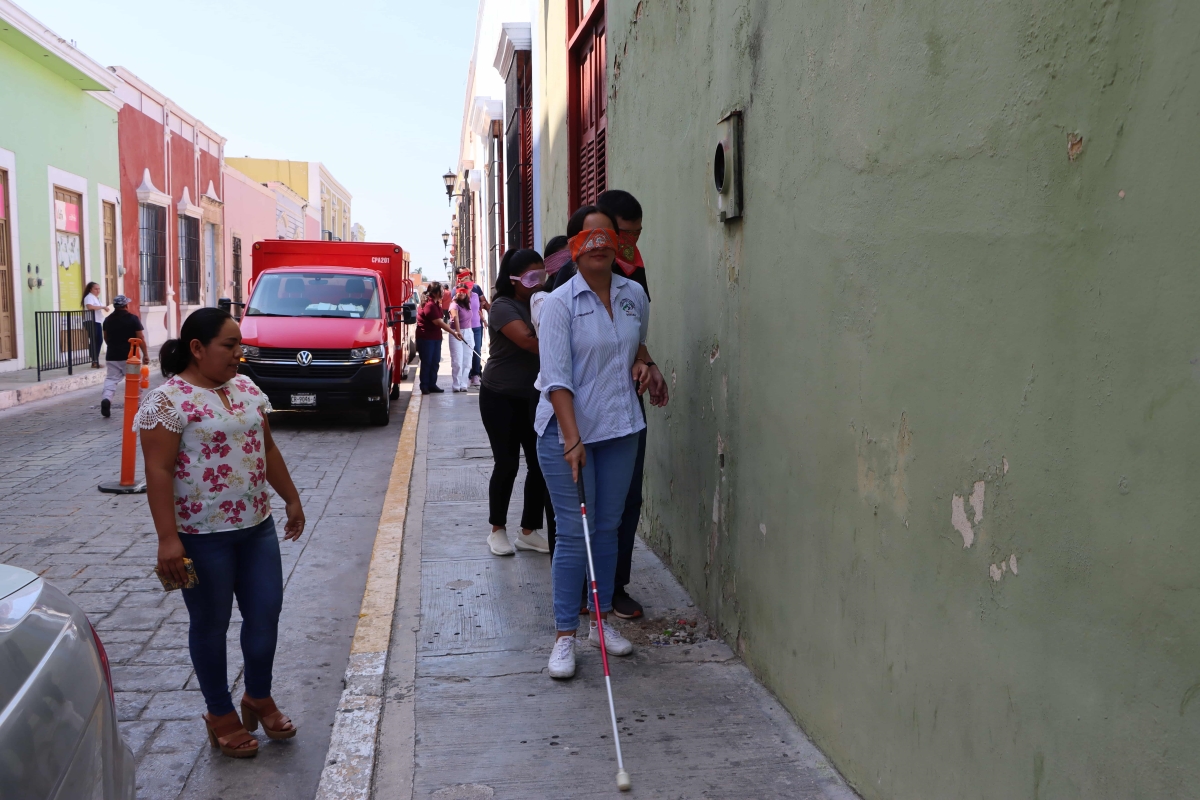 ESTUDIANTES DE BRAILLE, EXPERIMENTAN LA MOVILIDAD EN EL CENTRO HISTÓRICO DE CAMPECHE