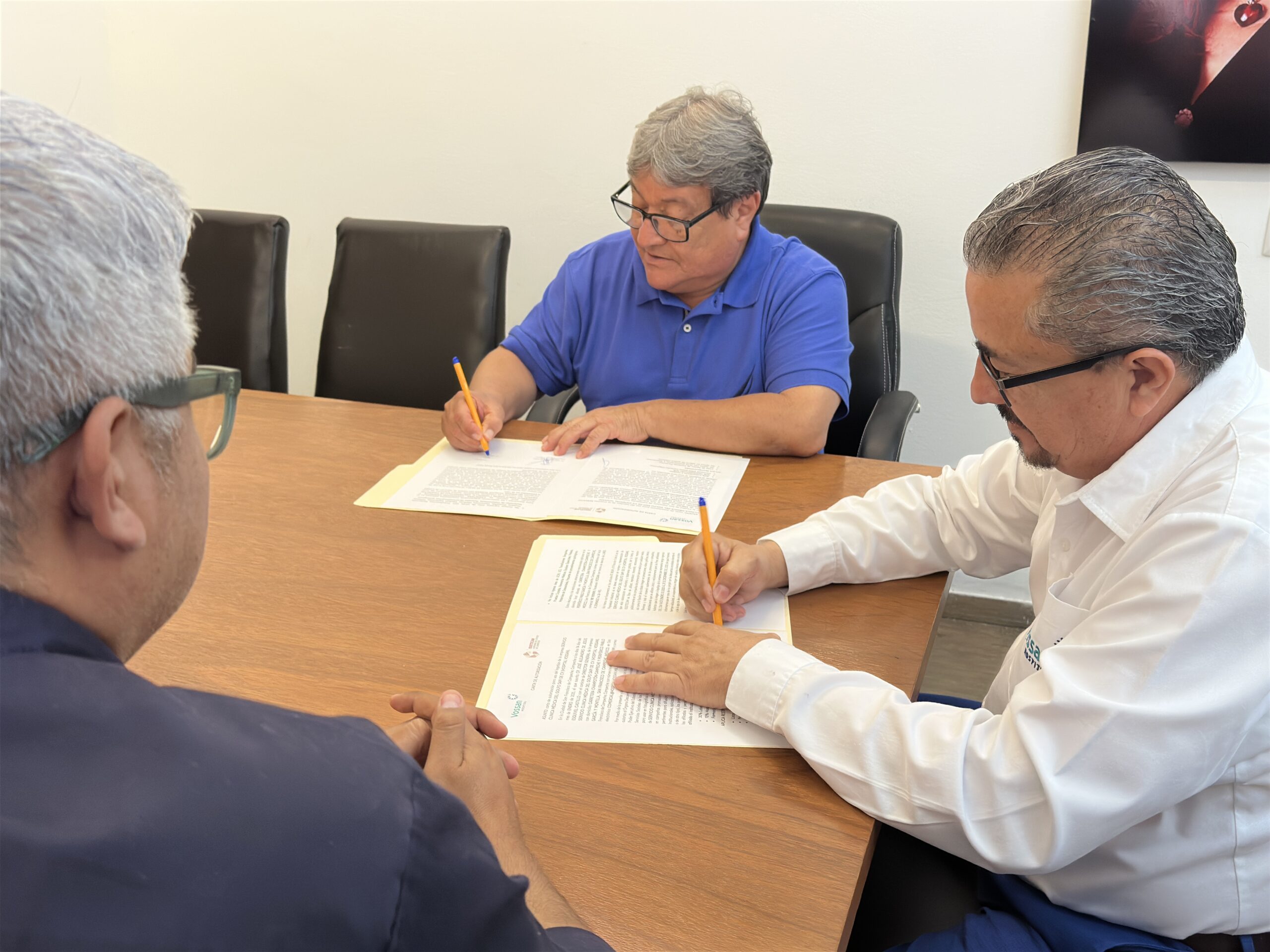 FIRMA DE CONVENIO ENTRE ISSSTECAM Y HOSPITAL VOSSAN