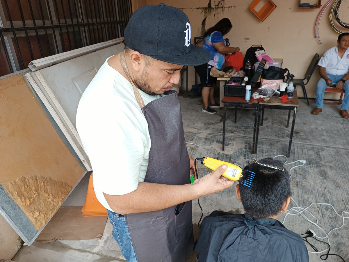 EN LA ACCION MOVIL DE TENABO SE IMPARTE CURSOS DE CORTE DE CABELLO