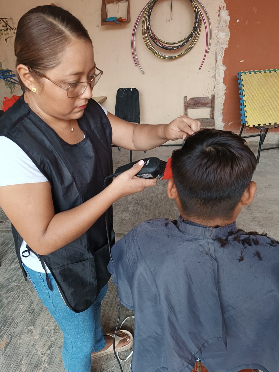 EN LA ACCION MOVIL DE TENABO SE IMPARTE CURSOS DE CORTE DE CABELLO