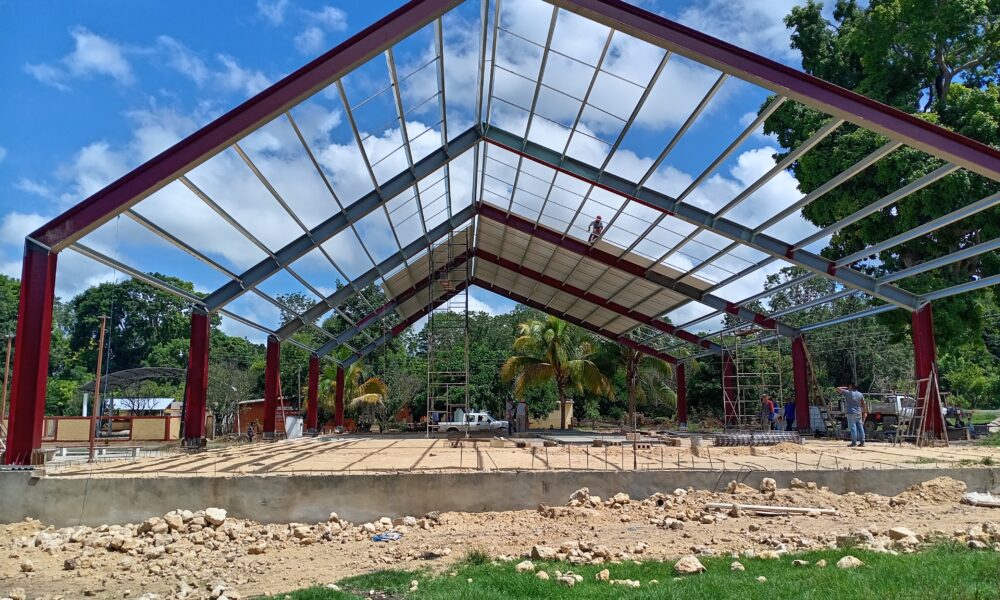 CONSTRUCCIÓN DE CANCHA TECHADA Y ÁREA RECREATIVA EN LÓPEZ MATEOS (LA DESCONFIANZA), CHAMPOTÓN