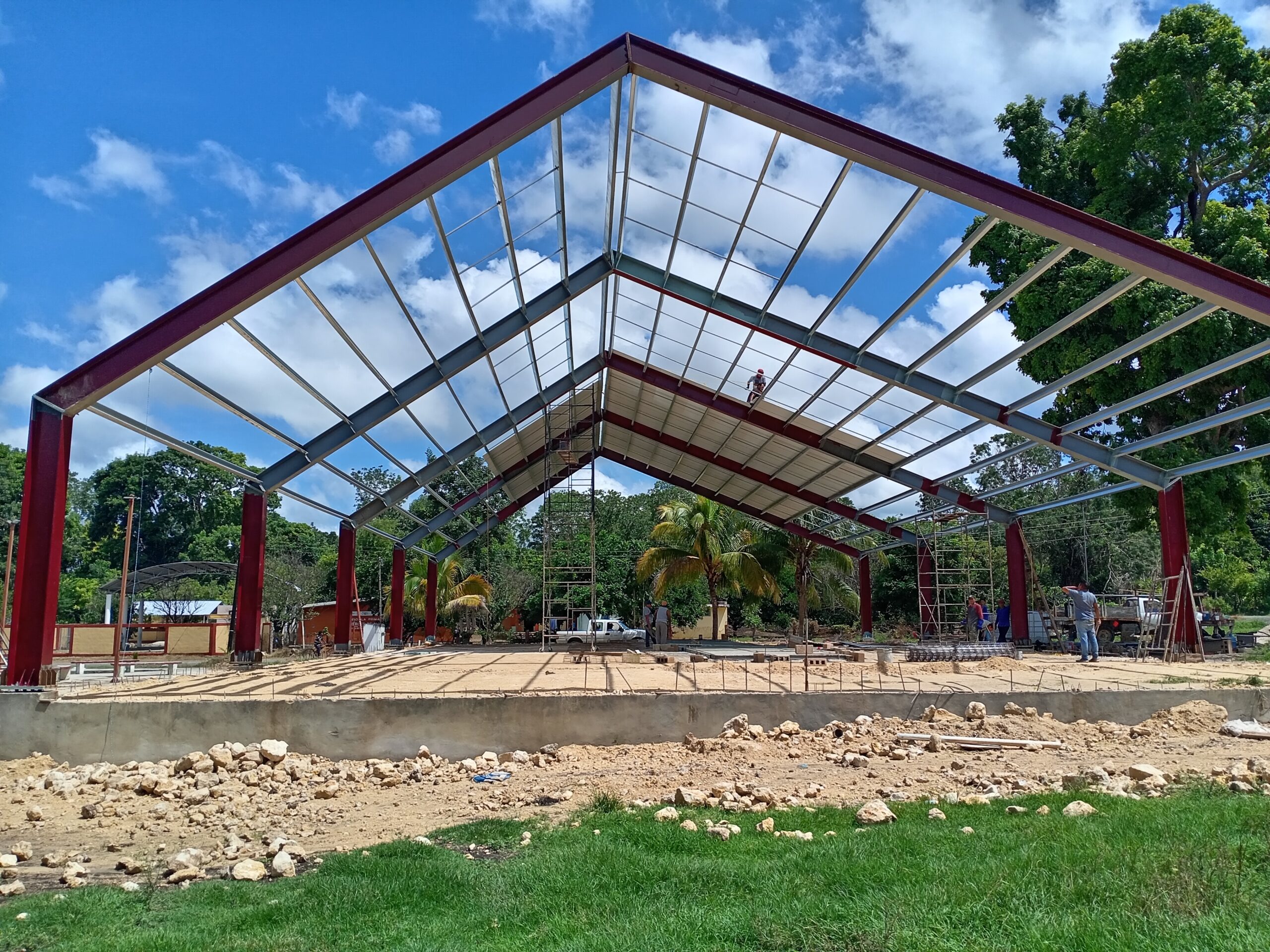 CONSTRUCCIÓN DE CANCHA TECHADA Y ÁREA RECREATIVA EN LÓPEZ MATEOS (LA DESCONFIANZA), CHAMPOTÓN