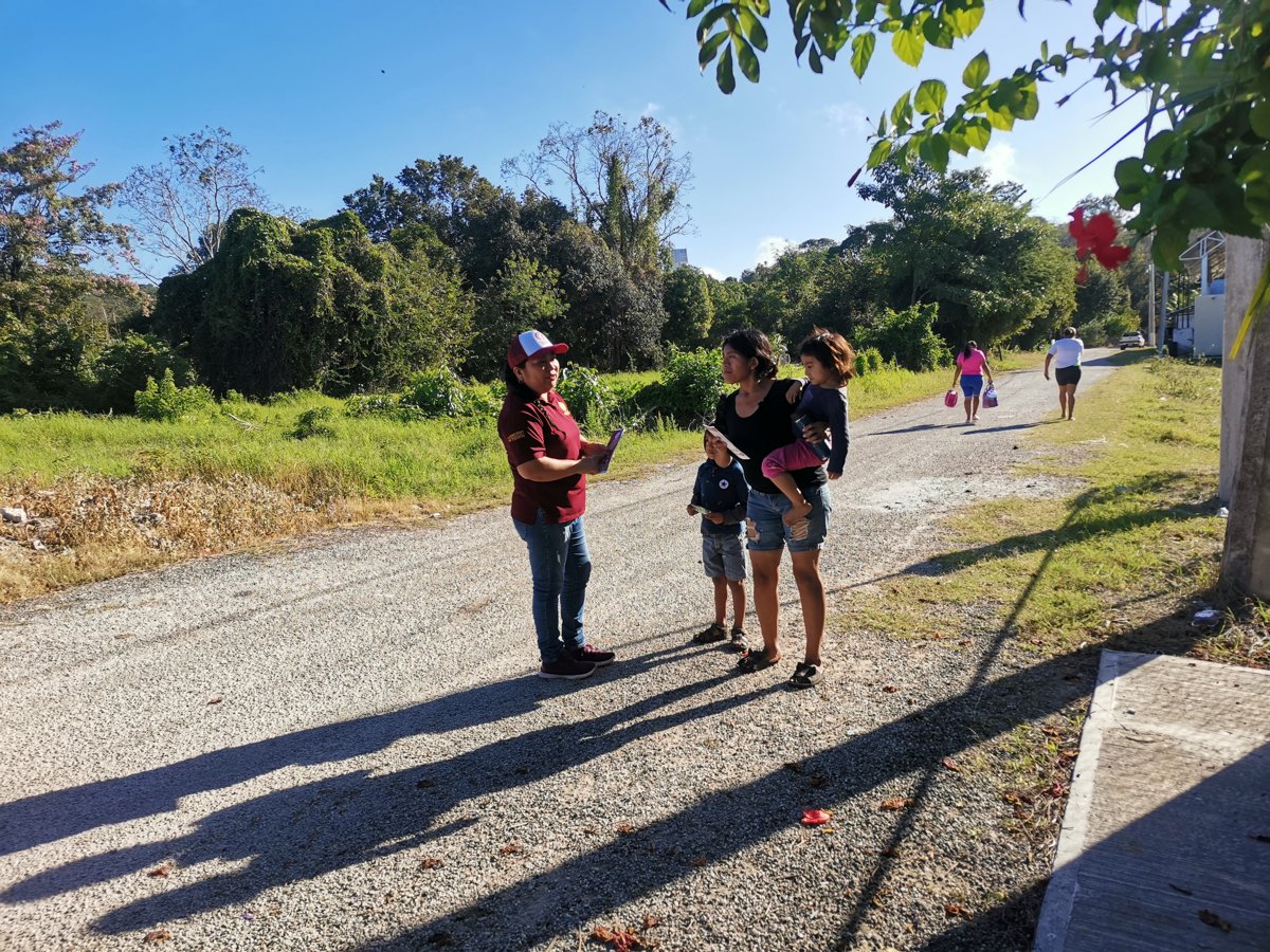 VOLANTEO DEL ICAT ACCIÓN MÓVIL SEYBAPLAYA EN LA COMUNIDAD DE XKEULIL DE ESTE MUNICIPIO